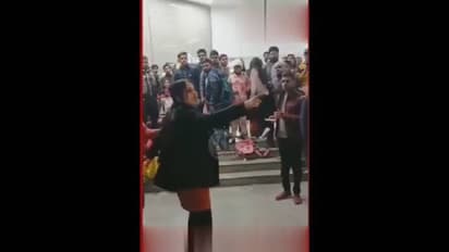 ഇത്തവണ മെട്രോ സ്റ്റേഷനിൽ ദമ്പതികളും അപരിചിതനും തമ്മിൽ മുട്ടനടി, കാണാൻ തിക്കിത്തിരക്കി ജനങ്ങൾ