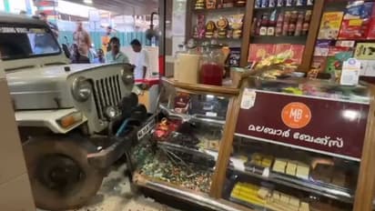 ബേക്കറിയിലേക്ക് ഇടിച്ചുകയറി ജീപ്പ്, സാധനം വാങ്ങാനെത്തിയ വയോധികന് പരിക്ക്, സംഭവം കൽപ്പറ്റയിൽ -വീഡിയോ