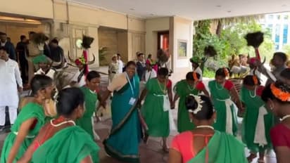 CWC meeting: డాన్సుతో అదరగొట్టిన సీతక్క..సీడబ్ల్యూసీ మీట్ లో ఆసక్తికర సంఘటనలు