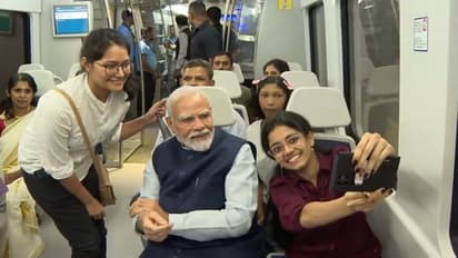 ఢిల్లీ మెట్రోలో ప్రధాని మోదీ.. ప్రయాణికులతో సరదాగా సంభాషణ.. (వీడియో)