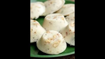 ತೆಂಗಿನಕಾಯಿ ಚಿಪ್ಪಿನಲ್ಲಿ ಸಿದ್ಧವಾಗುತ್ತೆ ಇಡ್ಲಿ, ರುಚಿ ಹೇಗಿರ್ಬಹುದು ಗೆಸ್ ಮಾಡಿ!