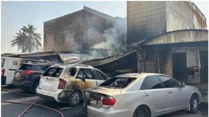 കാറിന് തീപിടിച്ചു, മറ്റ് വാഹനങ്ങളിലേക്കും തീ പടര്ന്നു; ദുരന്തമൊഴിവായത് അഗ്നിശമനസേനയുടെ സമയോചിതമായ ഇടപെടലില്