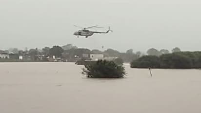 വീടിന് ചുറ്റും പ്രളയജലം, വഴികളെല്ലാം അടഞ്ഞു, ഒടുവില്‍ മരണമുനമ്പില്‍നിന്നും അവരുടെ രക്ഷക്കായി ഹെലികോപ്ടറെത്തി