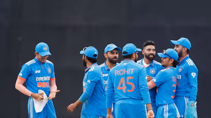 തുടര്ച്ചയായി 10 ഓവറും ബൗൾ ചെയ്യാമെന്ന് സിറാജ് പറഞ്ഞു, പക്ഷെ അയാള് തടഞ്ഞു; വെളിപ്പെടുത്തി രോഹിത് ശർമ