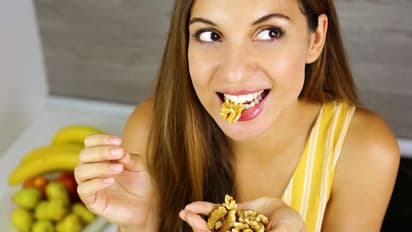 മുഖം കണ്ടാല് പ്രായം പറയാതിരിക്കാന് ഈ മൂന്ന് നട്സുകള് മാത്രം കഴിച്ചാല് മതി...