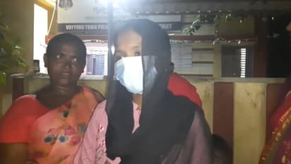 ఉయ్యూరులో దారుణం... మహిళా వాలంటీర్ పై వైసిపి నేత లైంగిక వేధింపులు (వీడియో)