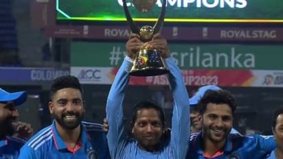 രോഹിത് ഏഷ്യാ കപ്പ് കൈമാറിയ 'മിസ്റ്ററി മാന്' ആരാണ്? എന്തിനിത്ര പരിഗണന? സച്ചിനും ദ്രാവിഡുമായി അടുത്ത ബന്ധം!