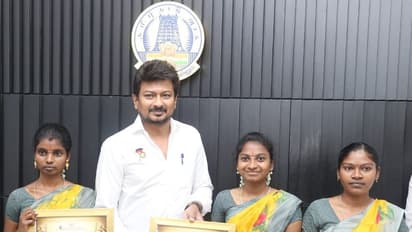 அர்ச்சகர் பயிற்சியை முடித்த பெண்களுக்கு ஸ்மார்ட்போன், ரூ.25,000 நிதியுதவி வழங்கிய அமைச்சர் உதயநிதி ஸ்டாலின்