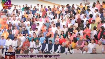 పార్లమెంట్ పాత భవనం వద్ద ఫొటో సెషన్.. స్పృహతప్పి పడిపోయిన బీజేపీ ఎంపీ నరహరి..