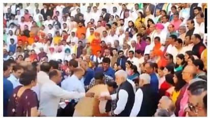 പാർലമെന്റിൽ ഫോട്ടോ സെഷനിടെ ബിജെപി എംപി കുഴഞ്ഞുവീണു