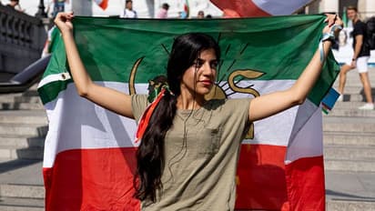 'മഹ്‌സാ ജിനാ, നീ മരിച്ചിട്ടില്ല. നീ വിപ്ലവത്തിന്‍റെ താക്കോല്‍'; ഉയര്‍ത്തെഴുന്നേറ്റ് പ്രതിഷേധങ്ങള്‍ !