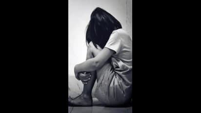 దారుణం.. కత్తితో బెదిరించి మైనర్ పై యువకుడి అత్యాచారం..