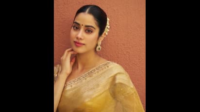 Janhvi Kapoor: సాంప్రదాయ కట్టులో మెస్మరైజ్ చేసే గ్లామర్... జాన్వీ కపూర్ ఫెస్టివ్ లుక్ వైరల్!