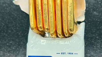 സിഗരറ്റ് പാക്കറ്റുമായി വിമാനത്താവളത്തിലിറങ്ങി, പരിശോധിച്ച കസ്റ്റംസ് ഉദ്യോഗസ്ഥര് ഞെട്ടി, ഒടുവില് അറസ്റ്റ്