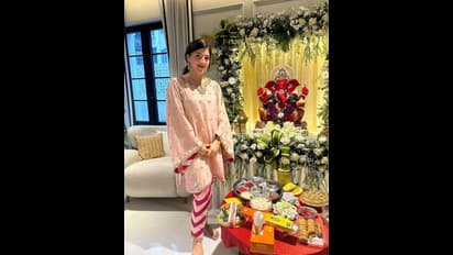 ట్రెడిషనల్‌ లుక్‌లో పాల నురగలా పొంగుతున్న మెహరీన్‌.. తేనెలాంటి అందాలతో పిచ్చెక్కిస్తున్న పంజాబీ పిల్ల.. 