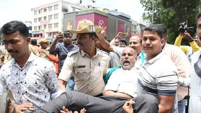 ಕದ್ದು ಮುಚ್ಚಿ ನೀರು ಬಿಡುತ್ತಿರುವ ಸರ್ಕಾರ ಕ್ರಮ ಖಂಡಿಸಿ ರೈತರಿಂದ ಪ್ರತಿಭಟನೆ