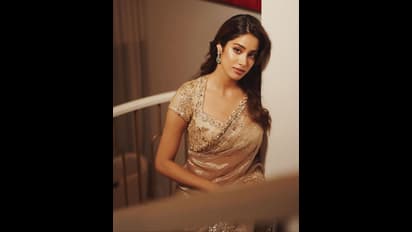 ట్రాన్స్ ఫరెంట్ శారీలో జాన్వీ కపూర్‌ సెగలు పుట్టించే అందాలు.. విరహాన్ని ఒలకబోస్తూ స్టన్నింగ్‌ పోజులు