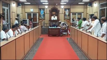 ஆட்சியரின் நடவடிக்கையால் மக்கள் சேவையில் தொய்வு; எம்எல்ஏக்கள் தரையில் அமர்ந்து தர்ணா