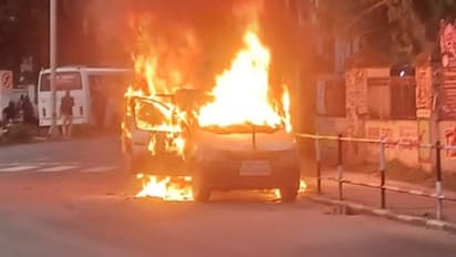 വെള്ളയമ്പലത്ത് ഉന്നത പൊലീസ് ഉദ്യോഗസ്ഥന്റെ ഔദ്യോഗിക കാർ ഓടിക്കൊണ്ടിരിക്കെ കത്തിയമർന്നു