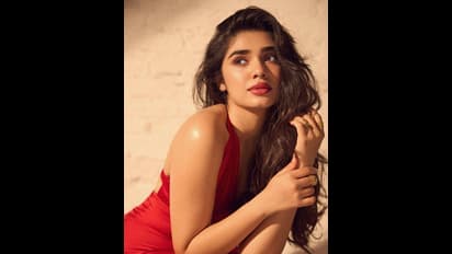 కశ్మీర్ యాపిల్ లా మెరిసిపోతున్న బేబమ్మ.. టైట్ ఫిట్ లో కృతిశెట్టి గ్లామర్ ట్రీట్.. హీటెక్కిస్తోందిగా..