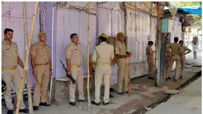 മകളെ തട്ടിക്കൊണ്ട് പോയെന്ന പരാതി പിന്വലിക്കാന് സ്ത്രീയെ തല്ലി പൊലീസുകാര്, വിവാദമായപ്പോള് നടപടി