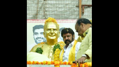 బ్యానర్లు, ప్లకార్డులు చేతబట్టి... ఏపీ అసెంబ్లీకి నడుచుకుంటూనే వెళ్లిన బాలకృష్ణ (ఫోటోలు) 