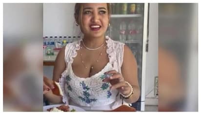 പന്നിയിറച്ചി കഴിക്കും മുമ്പ് ഇസ്ലാമിക പ്രാർഥന ഉരുവിട്ടു, ടിക് ടോക്കിൽ പ്രചരിപ്പിച്ചു; യുവതിക്ക് ജയിലും പിഴയും