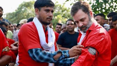 రైల్వే కూలీగా రాహుల్ గాంధీ: న్యూఢిల్లీలో కూలీల సమస్యలు తెలుసుకున్న కాంగ్రెస్ నేత