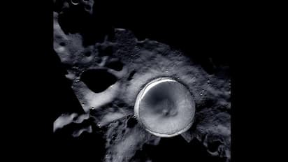 நிலவில் சூரிய வெளிச்சமே படாத தென் துருவப் பகுதியை படம் பிடித்த நாசா விண்கலம்!