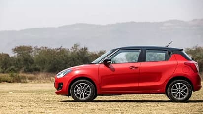 शख्स को लगा कार के नीचे घुस आया स्ट्रीट डॉग, भगाने के लिए नीचे झांका तो कांप उठा वो