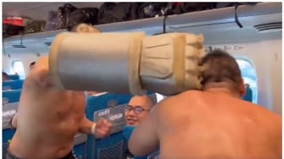 ബുള്ളറ്റ് ട്രെയിനിൽ  'പൊരിഞ്ഞ ഇടി'; ഷോയുടെ ടിക്കറ്റ് വിറ്റത് 30 മിനിറ്റില്‍ ! 