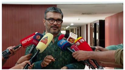 '73 വയസ്സുള്ള ഗവർണർ പേരക്കുട്ടികളോടെന്ന പോലെ എസ്എഫ്ഐക്കാരോട് ഏറ്റുമുട്ടുന്നു': എംബി രാജേഷ്