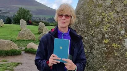 ഭർത്താവിനുള്ള പിറന്നാൾ സമ്മാനം വാങ്ങി, അതിൽ 40 വർഷം മുമ്പ് അച്ഛന് താനയച്ച അതേ സന്ദേശം, ഞെട്ടി സ്ത്രീ