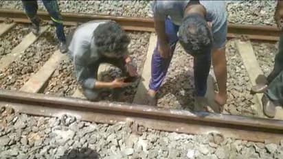 ഇനി കുട്ടികളാണെന്ന് നോക്കില്ല! നടപടി, ശബ്ദവും പുകയും കാണാൻ റെയിൽ പാളത്തിൽ കല്ല് വയ്ക്കുന്നവരോട് പൊലീസ്!