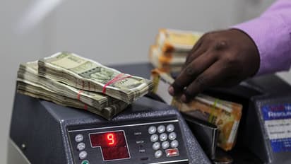 സമ്പാദ്യം മുഴുവനും, ഏതാണ്ട് 12 കോടി രൂപ സ്വന്തം ഗ്രാമത്തിന് സംഭാവന ചെയ്ത് ദമ്പതികള് !