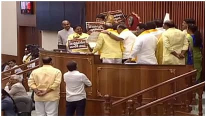 ആന്ധ്രാപ്രദേശ് നിയമസഭയിൽ നാടകീയ പ്രതിഷേധം; പ്ലക്കാർഡുകളുമായി സ്പീക്കറുടെ പോഡിയത്തിന് മുകളിൽ കയറി