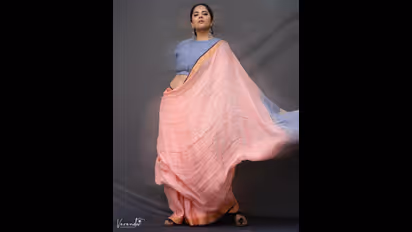 చీరకట్టులో అనసూయ.. కొంగు జారవిడిచి నడుము మడతలు కనిపించేలా ఫోజులు.. చూస్తే అంతే..