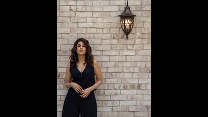 క్లీవేజ్ షోతో `ఢీ` బ్యూటీ కిల్లర్ పోజులు.. నల్ల త్రాచులా అందాలతో బుసలు కొడుతున్న శ్రద్ధా దాస్..