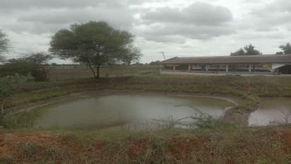 ಮುಂಗಾರು ಮಳೆ ಕೊರತೆ: ಮಳೆಗಾಲದಲ್ಲೇ ಕೃಷಿ ಹೊಂಡ ಖಾಲಿ ಖಾಲಿ, ಸಂಕಷ್ಟದಲ್ಲಿ ಅನ್ನದಾತ..!