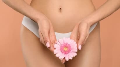 பெண்கள் பிறப்புறுப்பில் பவுடர் பயன்படுத்துவது நல்லதா? பாதுகாப்பானதா? மருத்துவர்கள் சொல்வதென்ன?