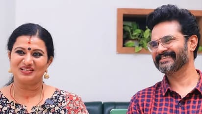 'മോഡേൺ വസ്ത്രങ്ങളിലും നെറ്റിയിലെ കുറി നിർബന്ധം', കാരണം പറഞ്ഞ് ദേവി ചന്ദന