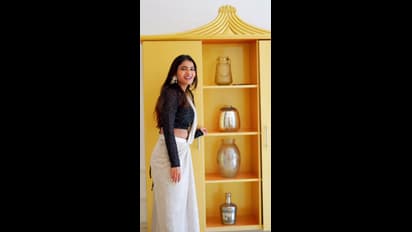 డిజైనర్ శారీలో వకీల్ సాబ్ బ్యూటీ విస్ఫోటనం.. నడుము హైలైట్ చేస్తూ అన్ని యాంగిల్స్ లో పరువాలతో కవ్వింత 