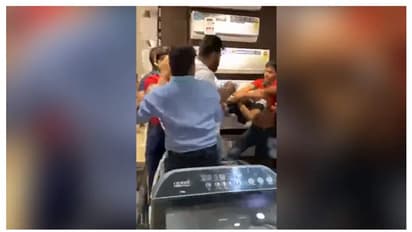 ഐ ഫോൺ ഡെലിവറി വൈകുമെന്ന് പറഞ്ഞു, കലിയിളകി കലിപ്പന്മാർ, ജീവനക്കാരെ പൊതിരെ തല്ലി!