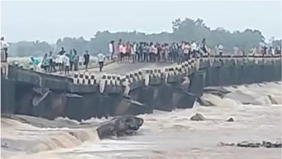 Bridge Collapse: కుప్పకూలిన వంతెన..నదిలో పడిన వాహనాలు.. ప్రయాణీకుల గల్లంతు.. 