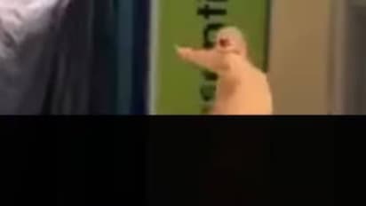 വിമാനത്താവളത്തിൽ പൂർണന​ഗ്നനായി നടന്നുപോകുന്ന ഒരാൾ, വീഡിയോ പകർത്തുന്നയാൾക്ക് പ്രോത്സാഹനവും