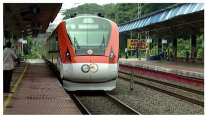 വന്ദേഭാരത് ഫ്ലാഗ് ഓഫ്: എൻ എ നെല്ലിക്കുന്നിന് സംസാരിക്കാൻ അവസരമില്ല, നേതാക്കൾക്ക് സ്റ്റേജിൽ ഇടമില്ല; പ്രതിഷേധം