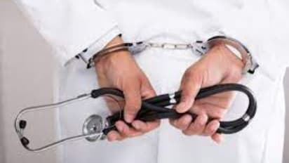 டாக்டர் இல்லாதபோது கருத்தடை ஆபரேஷன் செய்த கம்பவுண்டர்... பீகாரில் பெண்ணுக்கு நேர்ந்த விபரீதம்!