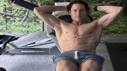 പ്രായം കുറയ്ക്കാൻ 18 അടവും പയറ്റി ബ്രയാൻ ജോൺസൺ; കോടീശ്വരന്റെ കിടപ്പുമുറിയിൽ ഉള്ളത് ആകെ ഈ 3 വസ്തുക്കൾ മാത്രം