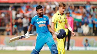 IND vs AUS: கடைசி வாய்ப்பில் சதம் விளாசி அசத்திய ஷ்ரேயாஸ் ஐயர், அடிக்கடி வைத்தியம் பார்த்தது ஏன்?