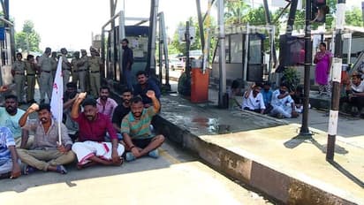 കുരീപ്പുഴ ടോൾ പ്ലാസയിൽ ഡിവൈഎഫ്ഐ പ്രതിഷേധം, പിരിവ് നിർത്തി; മുഖ്യമന്ത്രിയെ സമീപിച്ച് കമ്പനി